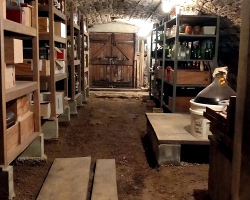 La cave / The cellar